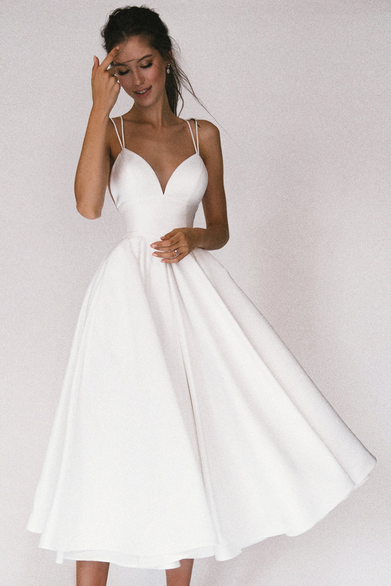 Elegante dames feestjurk met V-hals en midi-lengte, in klassiek design voor bruiloften en formele gelegenheden.