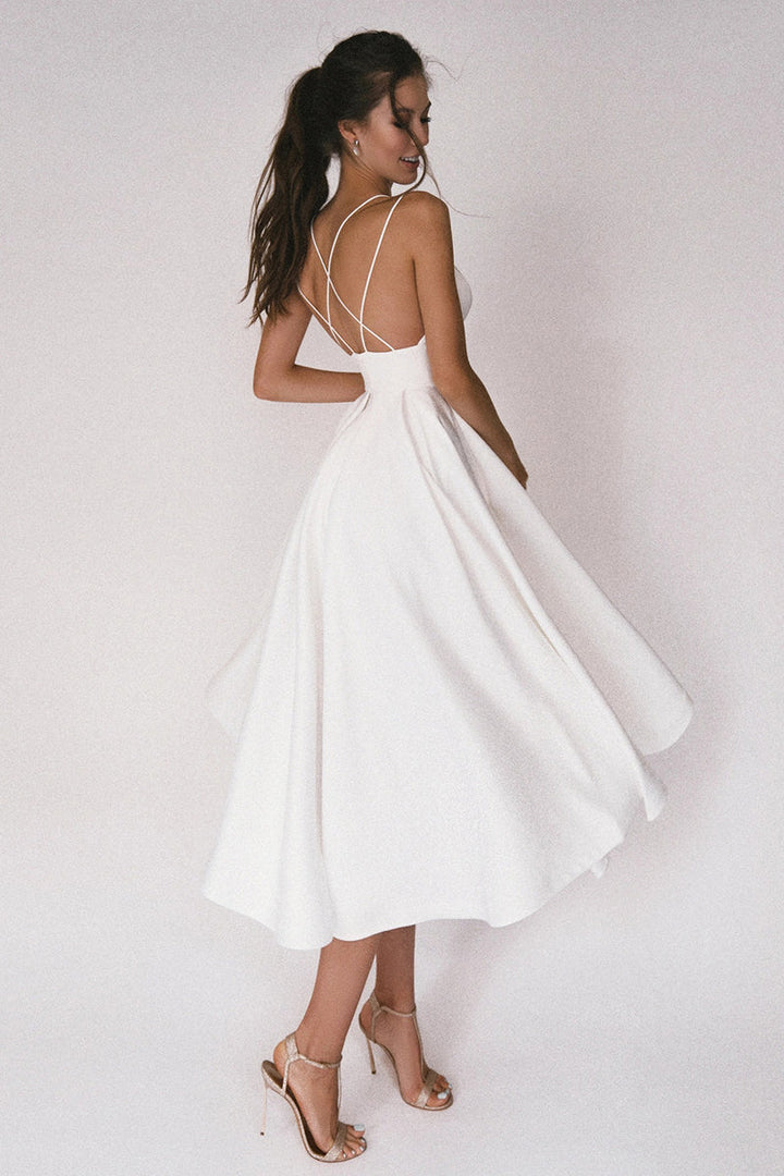 Elegante dames feestjurk met V-hals en midi-lengte, in klassiek design voor bruiloften en formele gelegenheden.
