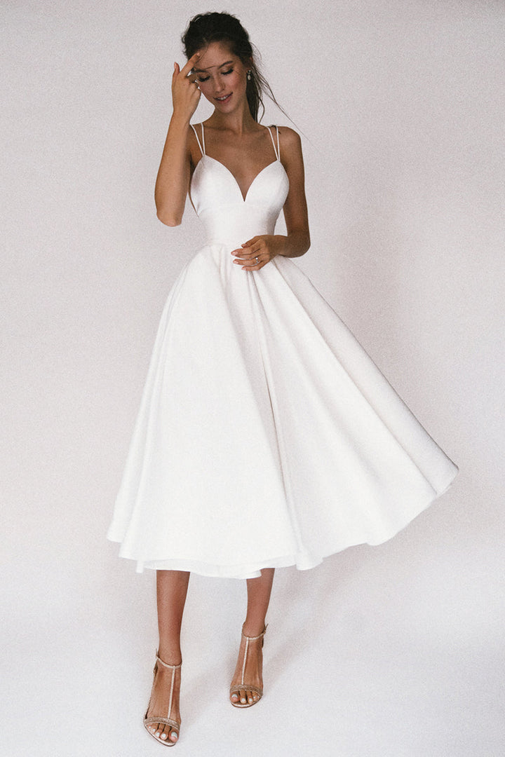 Elegante dames feestjurk met V-hals en midi-lengte, in klassiek design voor bruiloften en formele gelegenheden.