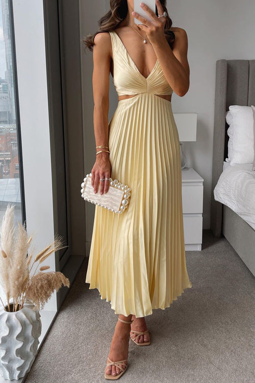 Elegant geplooide damesjurk met vloeiende plooien, tijdloos en figuurvriendelijk, ideaal voor speciale gelegenheden.