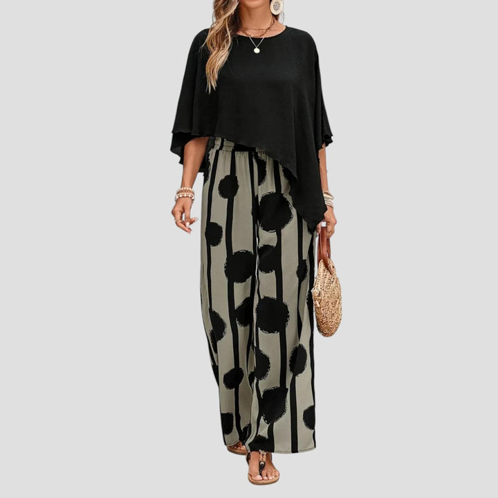 Elegant damespak met asymmetrische top en bedrukte broek, modern patroon, flatterende snit, veelzijdig te dragen