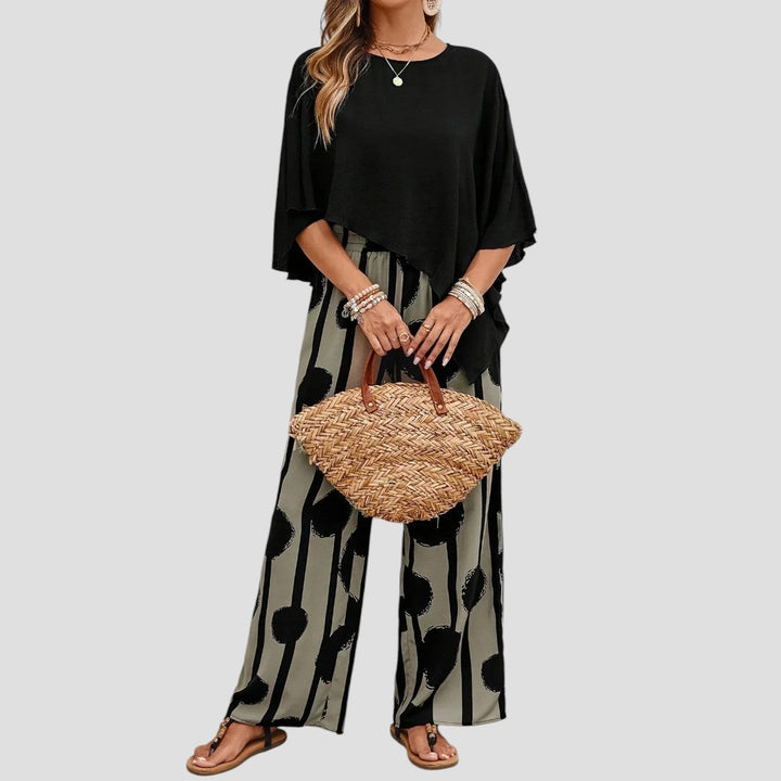 Elegant damespak met asymmetrische top en bedrukte broek, modern patroon, flatterende snit, veelzijdig te dragen
