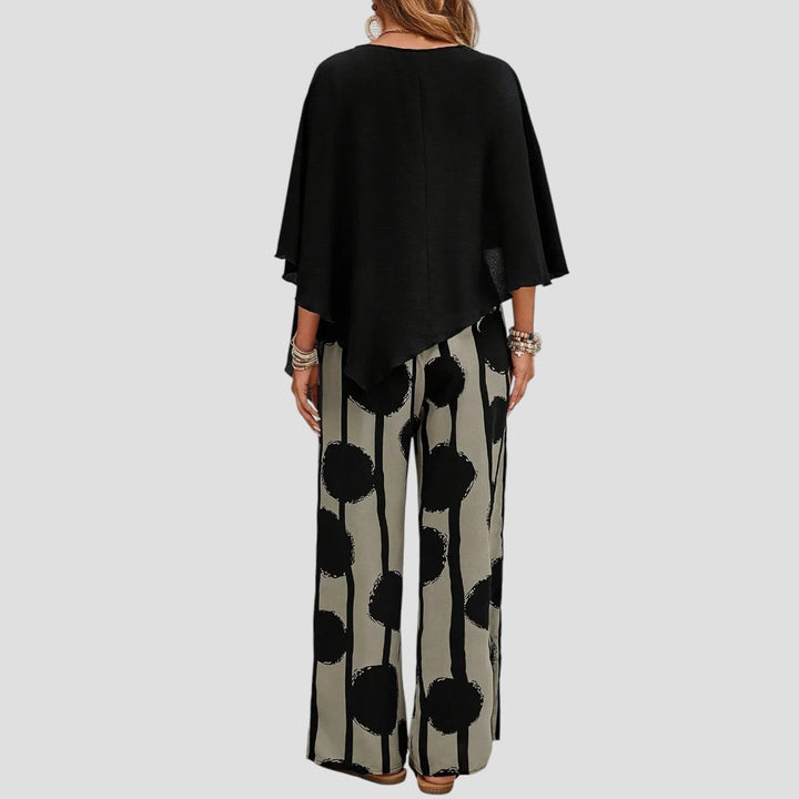 Elegant damespak met asymmetrische top en bedrukte broek, modern patroon, flatterende snit, veelzijdig te dragen