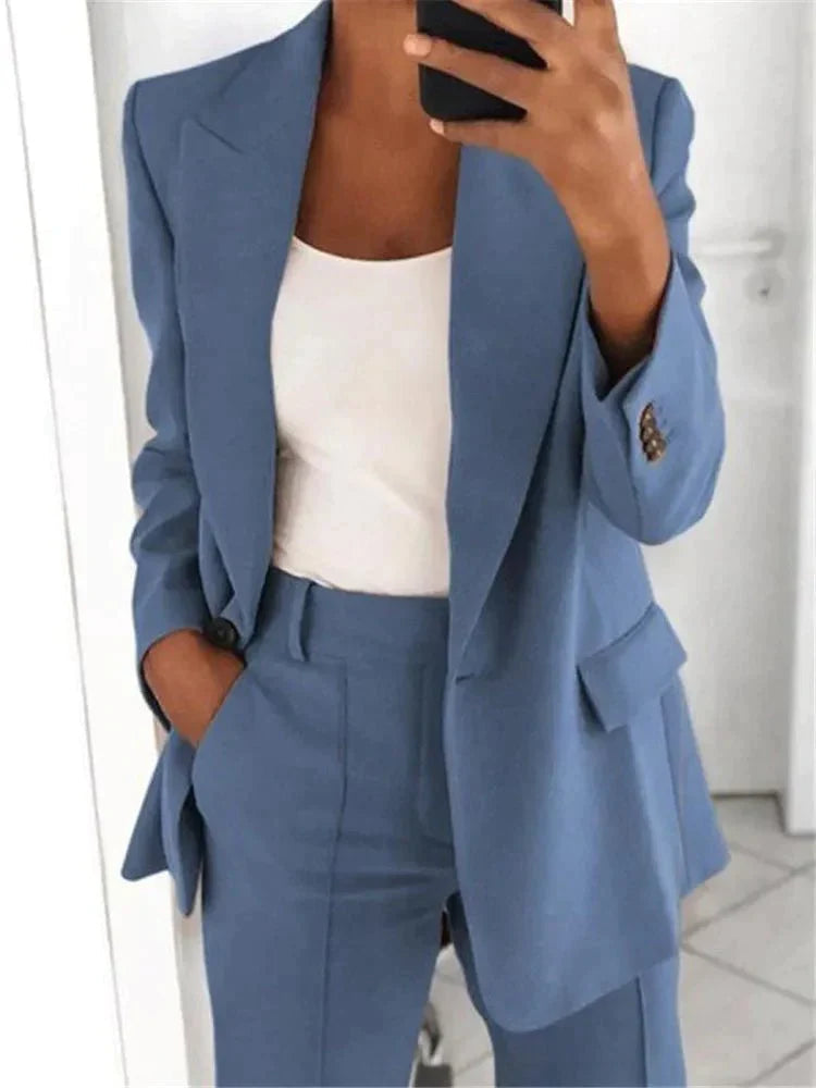 Elegante dames set met blazer en rok, modern design, flatterend silhouet, ideaal voor kantoor of speciale gelegenheden.