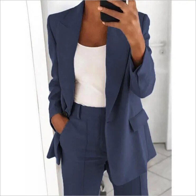 Chique dames ensemble met blazer en lange rok, perfect voor een professionele of casual-chique uitstraling.