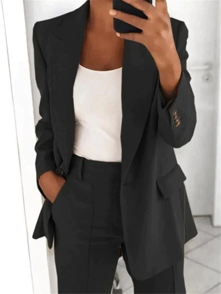 Modieuze dames business set met blazer en rok, ideaal voor een gepolijste en zelfverzekerde look.
