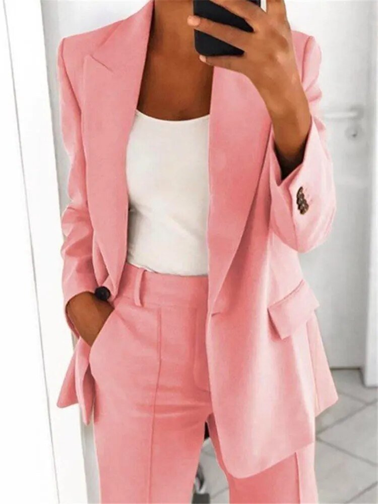 Dames tweedelige outfit met blazer en rok, benadrukt de vrouwelijke vormen en biedt veelzijdigheid.