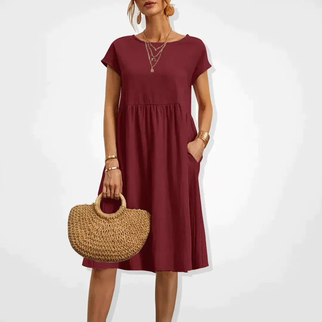Elegant zomerjurkje voor dames met empire-silhouet, korte mouwen en een luchtige rok, ideaal voor warme dagen en veelzijdig in stijl.
