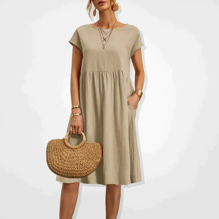 Elegant zomerjurkje voor dames met empire-silhouet, korte mouwen en een luchtige rok, ideaal voor warme dagen en veelzijdig in stijl.