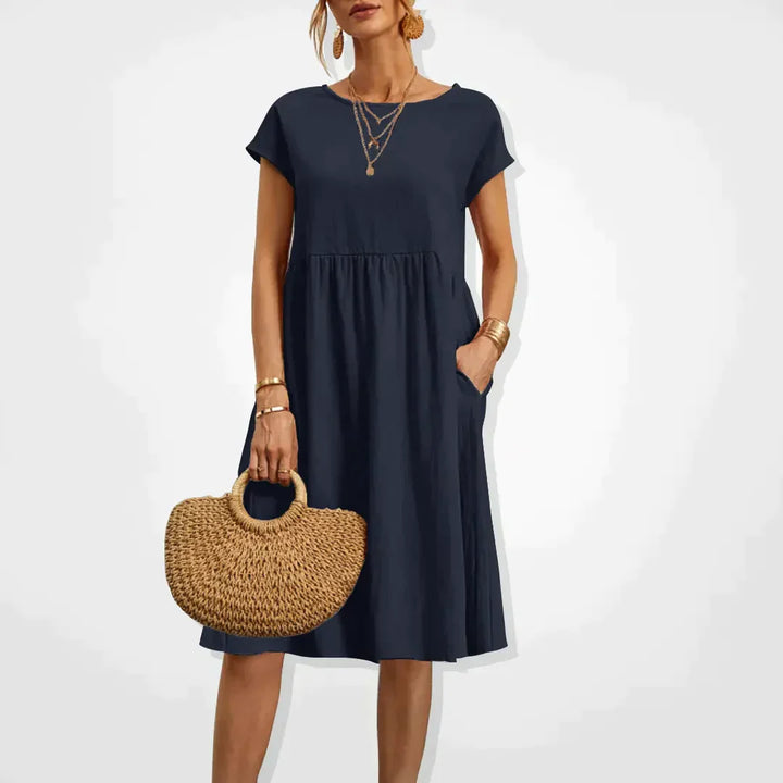 Elegant zomerjurkje voor dames met empire-silhouet, korte mouwen en een luchtige rok, ideaal voor warme dagen en veelzijdig in stijl.
