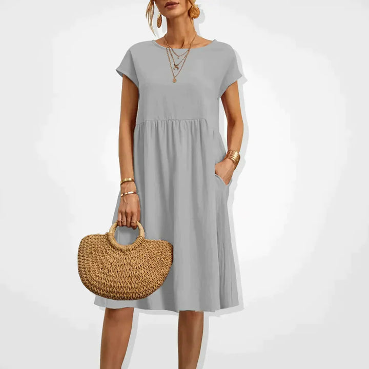 Elegant zomerjurkje voor dames met empire-silhouet, korte mouwen en een luchtige rok, ideaal voor warme dagen en veelzijdig in stijl.