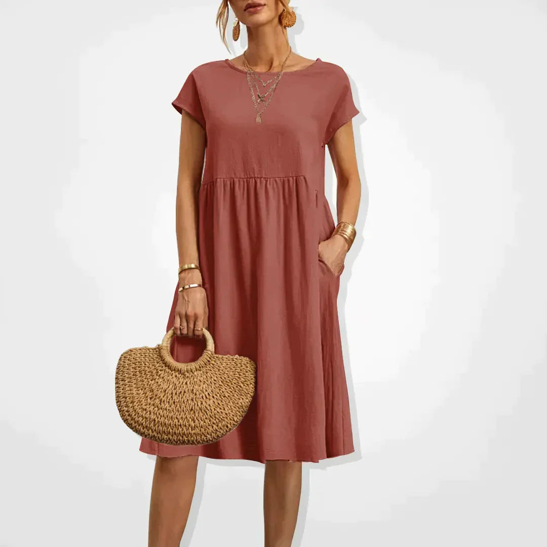 Elegant zomerjurkje voor dames met empire-silhouet, korte mouwen en een luchtige rok, ideaal voor warme dagen en veelzijdig in stijl.