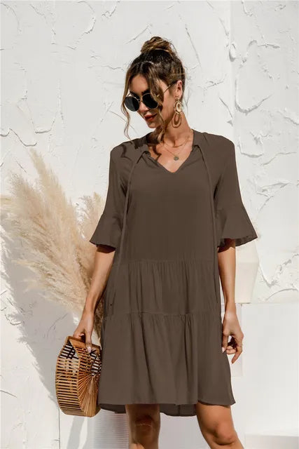 Close-up van de vrolijke bloemmotieven op de stof van de dameszomerjurk.