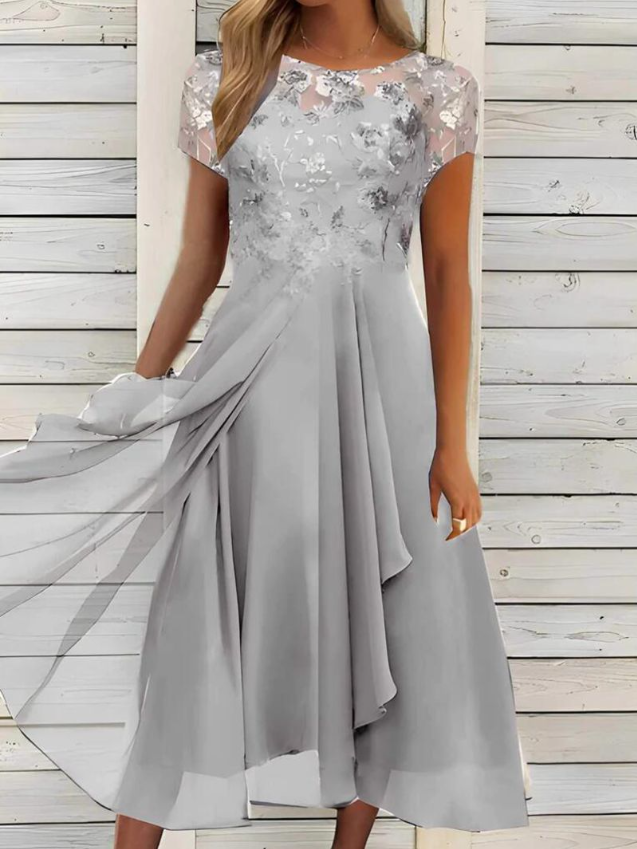Achterkant van de elegante dames zomerjurk, luchtig en stijlvol, ideaal voor tuinfeestjes, gemaakt van hoogwaardige stof.