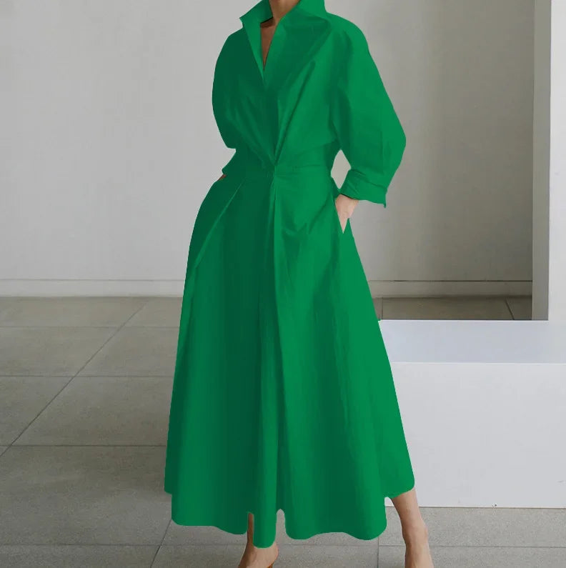 Elegant dames zomerjurk met V-hals, midi-lengte in vloeiende stof, ideaal voor cocktailparty's en formele gelegenheden