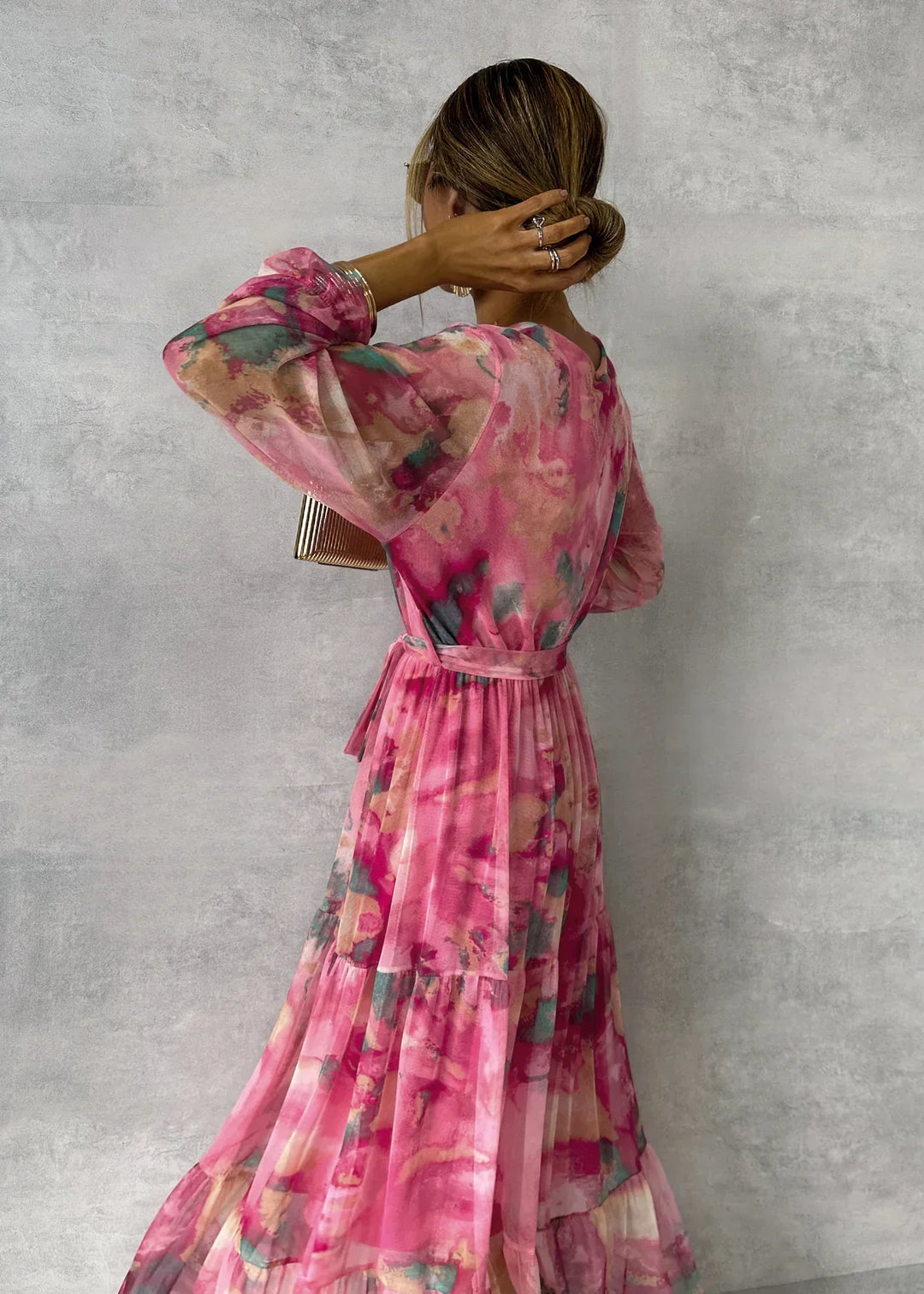 Elegante dames wikkeljurk met levendige bloemenprint en lange mouwen, maxi-lengte, perfect voor speciale gelegenheden.