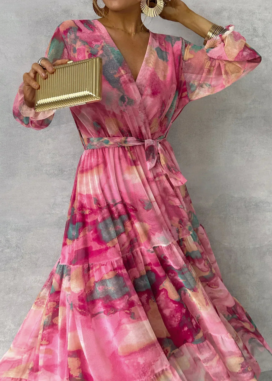 Elegante dames wikkeljurk met levendige bloemenprint en lange mouwen, maxi-lengte, perfect voor speciale gelegenheden.