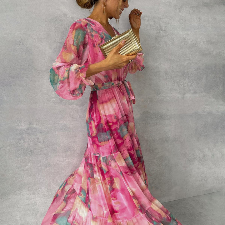 Elegante dames wikkeljurk met levendige bloemenprint en lange mouwen, maxi-lengte, perfect voor speciale gelegenheden.