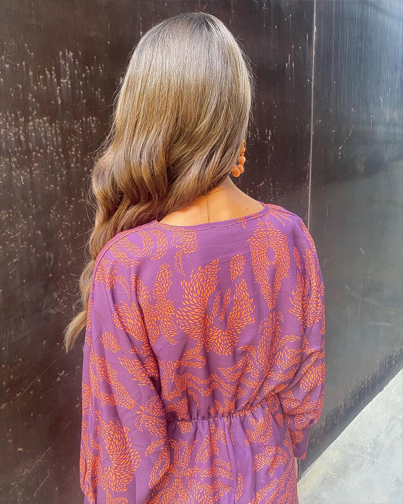 Elegante damesjurk in blauw, groen en rood van luxe stoffen met een tijdloos silhouet voor formele gelegenheden.