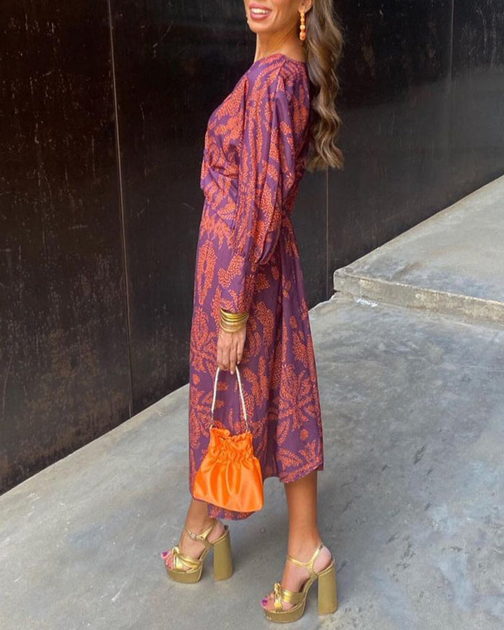 Elegante damesjurk in blauw, groen en rood van luxe stoffen met een tijdloos silhouet voor formele gelegenheden.