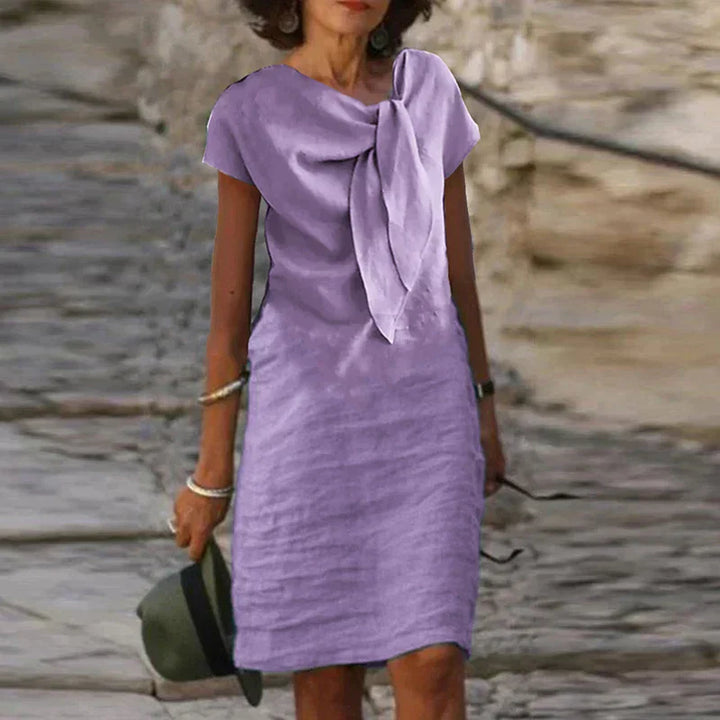 Elegante damescocktailjurk met V-hals, korte mouwen en kanten details, ideaal voor avondfeesten.