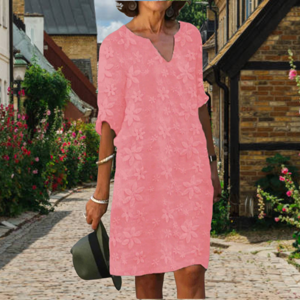 Zijdezachte stof van de damesjurk met bloemenprint en 3/4 mouwen.