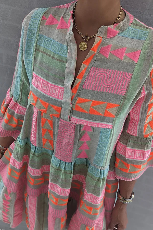 Elegante damesjurk met geometrisch patroon, 3/4-mouwen, mini-lengte, stijlvol en modern voor diverse gelegenheden.