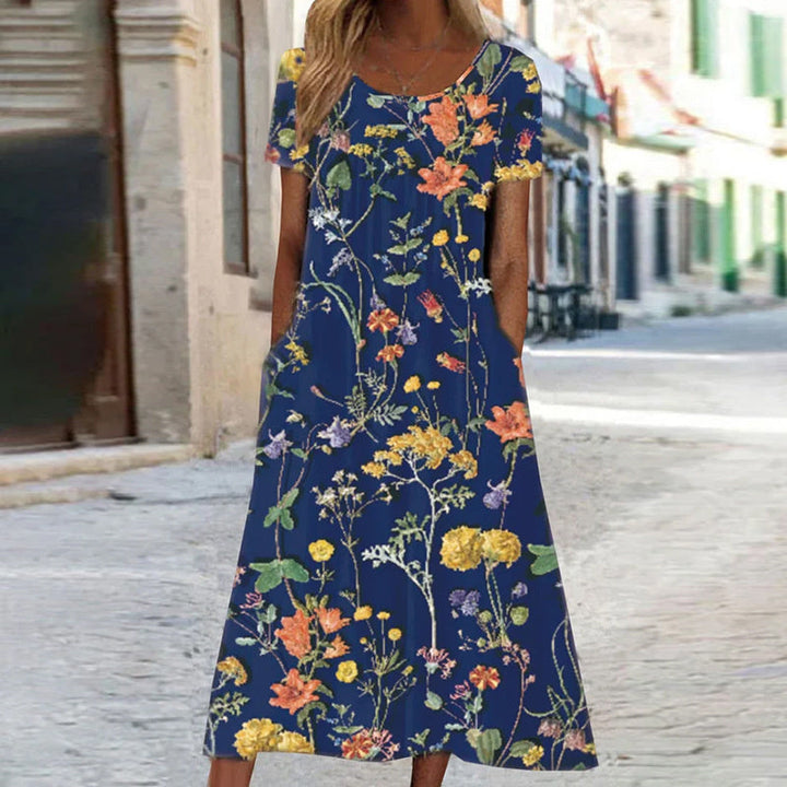 Elegante damesjurk met levendig bloemenpatroon en een flatterende snit, ideaal voor zowel formele als casual gelegenheden.