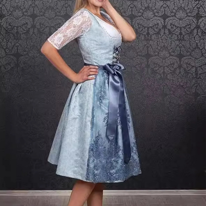Elegante mouwloze dirndl jurk voor dames. Perfect voor Oktoberfest, benadrukt het vrouwelijke silhouet, traditionele klederdracht in blauw.