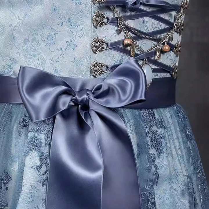 Elegante mouwloze dirndl jurk voor dames. Perfect voor Oktoberfest, benadrukt het vrouwelijke silhouet, traditionele klederdracht in blauw.