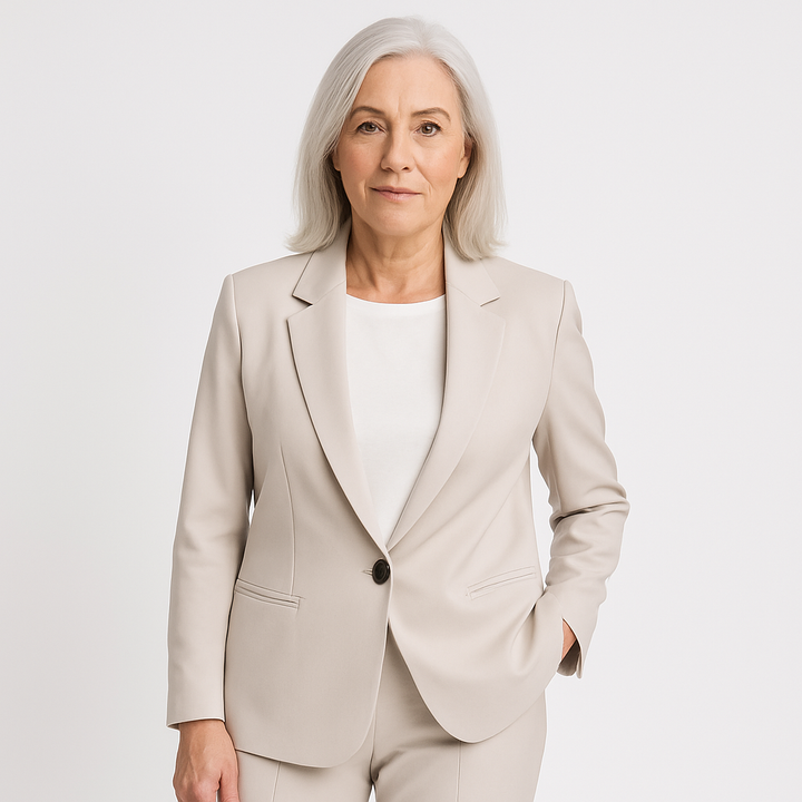 Elegant Elodie Set bestaande uit blazer en broek, in Zwart, tijdloos ontwerp voor zakelijke of formele gelegenheden.