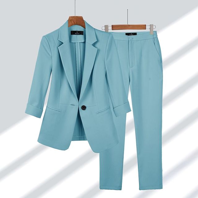 Elegant Elodie Set bestaande uit blazer en broek, in Zwart, tijdloos ontwerp voor zakelijke of formele gelegenheden.