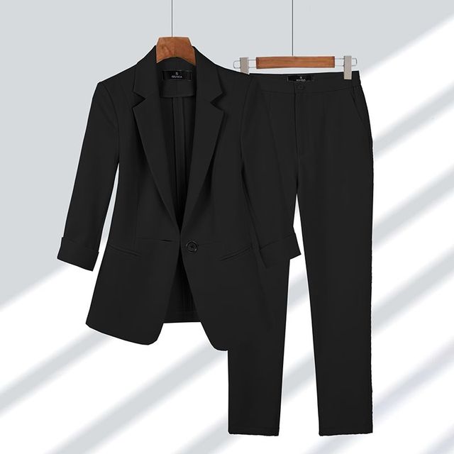 Elegant Elodie Set bestaande uit blazer en broek, in Zwart, tijdloos ontwerp voor zakelijke of formele gelegenheden.
