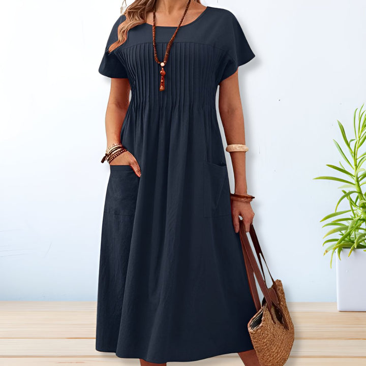 Elegant Emilia jurkje met vloeiende pasvorm, ideaal voor casual of zakelijke gelegenheden.