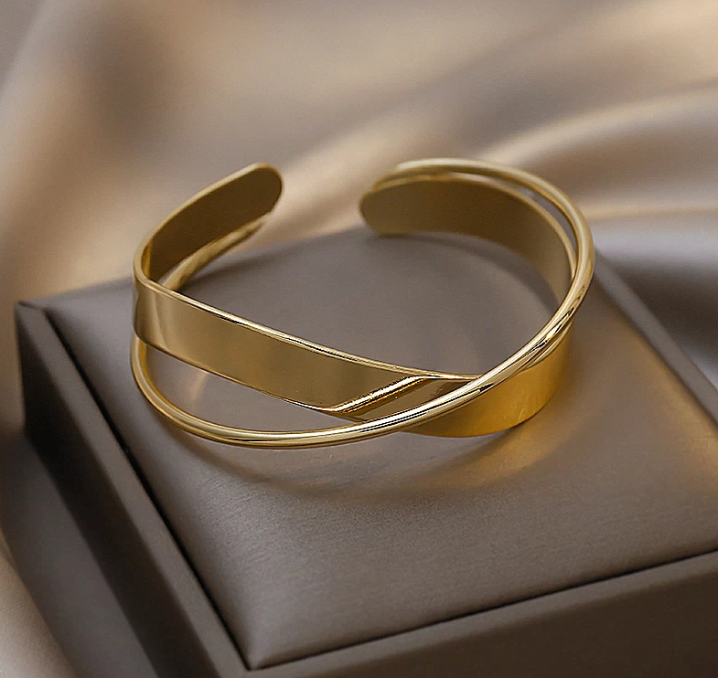 Elegant Europees armband van 18K goud en 925 zilver, luxe sieraad met klassiek design en voortreffelijk vakmanschap.