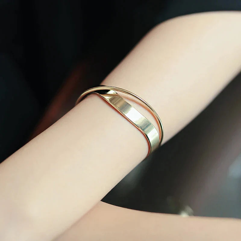 Elegant Europees armband van 18K goud en 925 zilver, luxe sieraad met klassiek design en voortreffelijk vakmanschap.