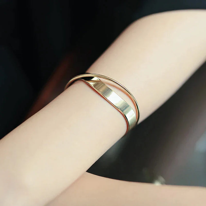 Elegant Europees armband van 18K goud en 925 zilver, luxe sieraad met klassiek design en voortreffelijk vakmanschap.
