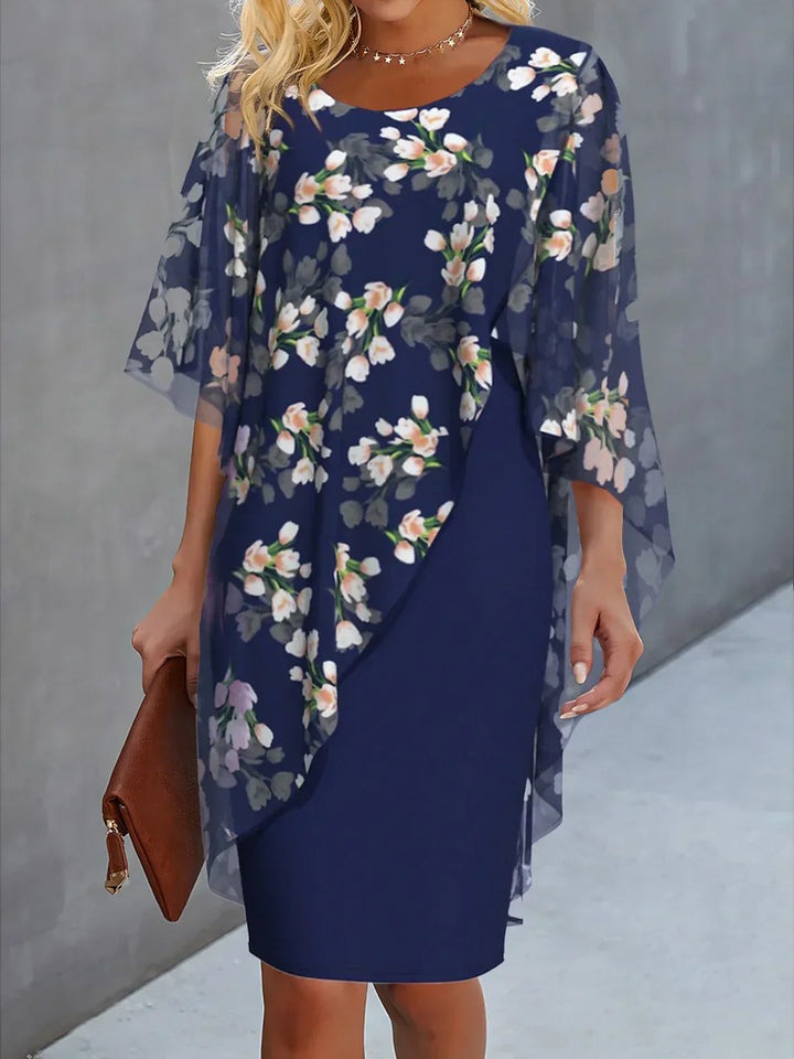 Elegant bloemen chiffon damesjurk met ronde hals, vrouwelijk bloemenpatroon, delicate stof, geschikt voor elke gelegenheid.