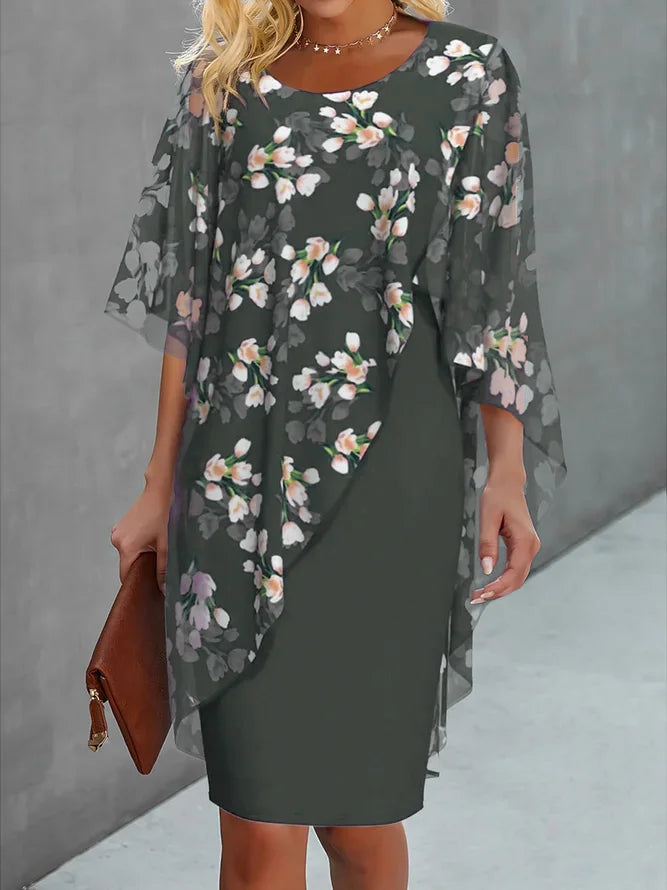 Elegant bloemen chiffon damesjurk met ronde hals, vrouwelijk bloemenpatroon, delicate stof, geschikt voor elke gelegenheid.