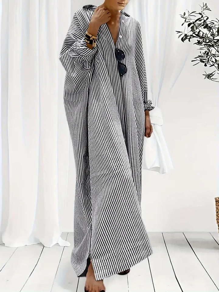 Elegant gestreepte dames maxi jurk van katoenmix; lange mouwen, reverskraag, casual en stijlvol.