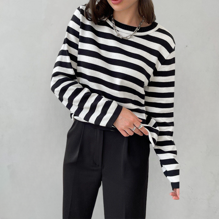 Elegant gestreept damesshirt, lichtgewicht, ronde hals, subtiele strepen, ideaal voor de zomer, stijlvolle vrijetijdslook