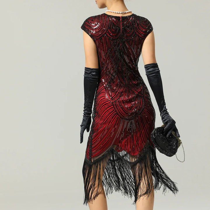 Elegante glitterjurk in Gatsby-stijl met sprankelende pailletten en franjes, nauwsluitend, in bordeauxrood, goud en andere kleuren.