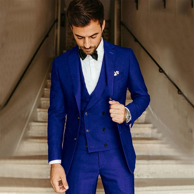 Elegant heren kostuum set: blauwe blazer, grijs vest & zwarte broek – ideaal voor zomerse gelegenheden en zakelijke bijeenkomsten.