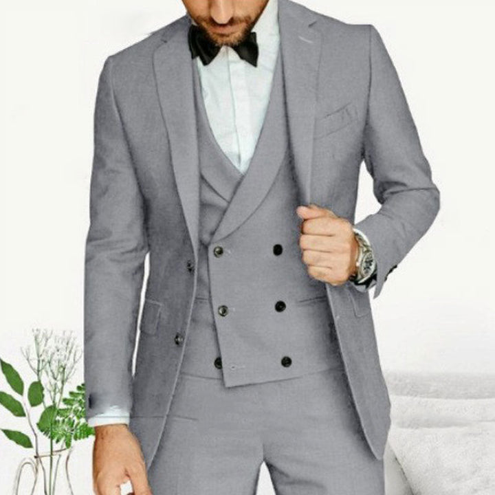 Elegant heren kostuum set: blauwe blazer, grijs vest & zwarte broek – ideaal voor zomerse gelegenheden en zakelijke bijeenkomsten.