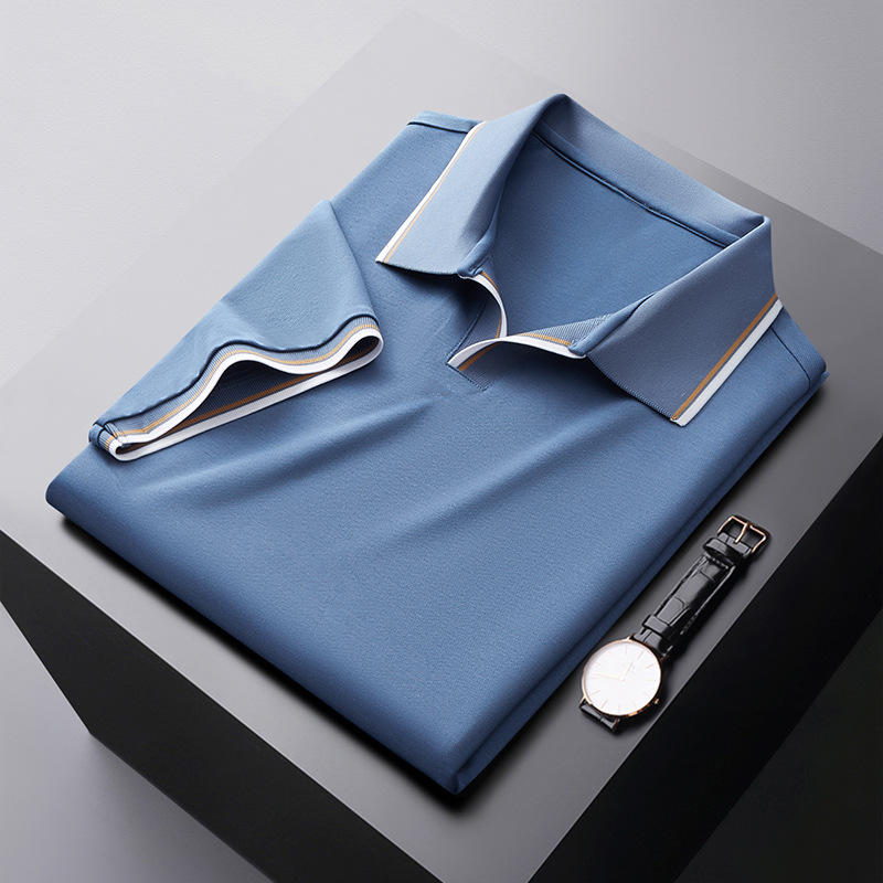 Elegant heren zijden poloshirt, zijaanzicht; luxueuze textuur, modieuze polokraag, ideale pasvorm.