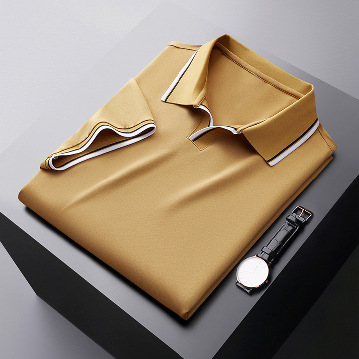Elegant heren zijden poloshirt, zijaanzicht; luxueuze textuur, modieuze polokraag, ideale pasvorm.
