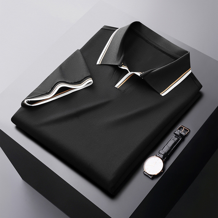 Elegant heren zijden poloshirt, zijaanzicht; luxueuze textuur, modieuze polokraag, ideale pasvorm.
