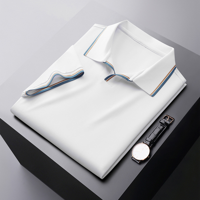 Elegant heren zijden poloshirt, zijaanzicht; luxueuze textuur, modieuze polokraag, ideale pasvorm.