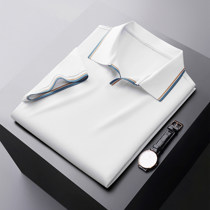 Elegant heren zijden poloshirt, zijaanzicht; luxueuze textuur, modieuze polokraag, ideale pasvorm.