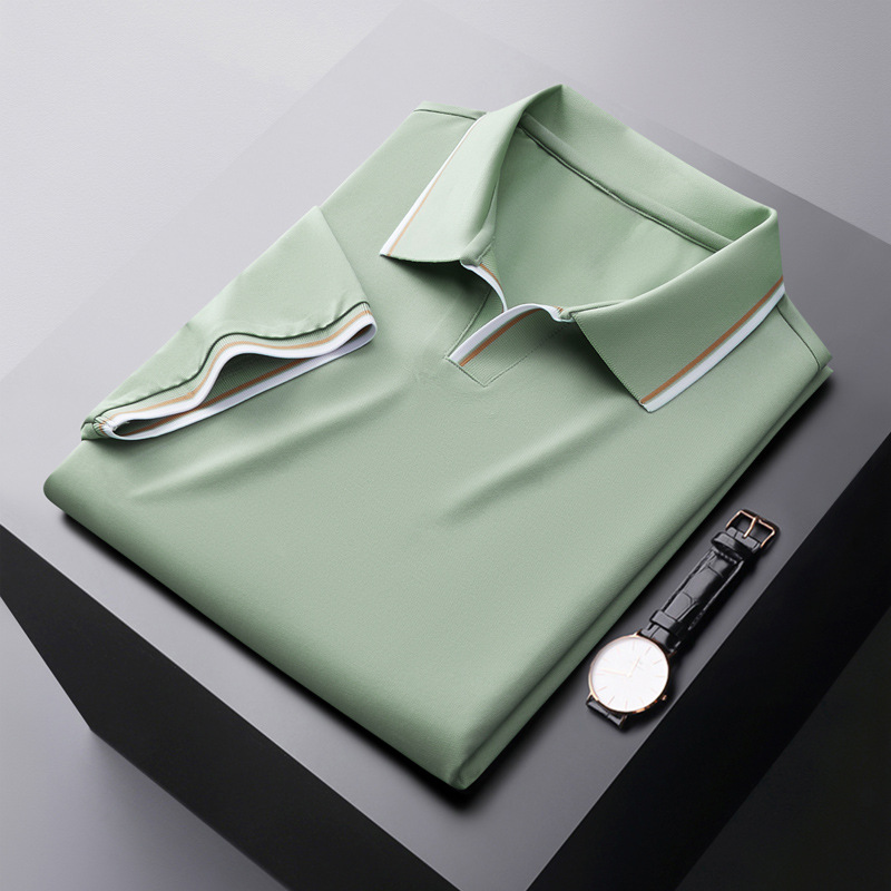 Elegant heren zijden poloshirt, zijaanzicht; luxueuze textuur, modieuze polokraag, ideale pasvorm.